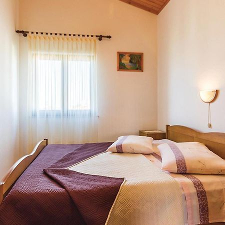 Beautiful Apartment In Pula With Kitchen Exteriör bild
