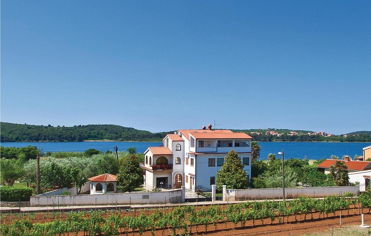Beautiful Apartment In Pula With Kitchen Exteriör bild