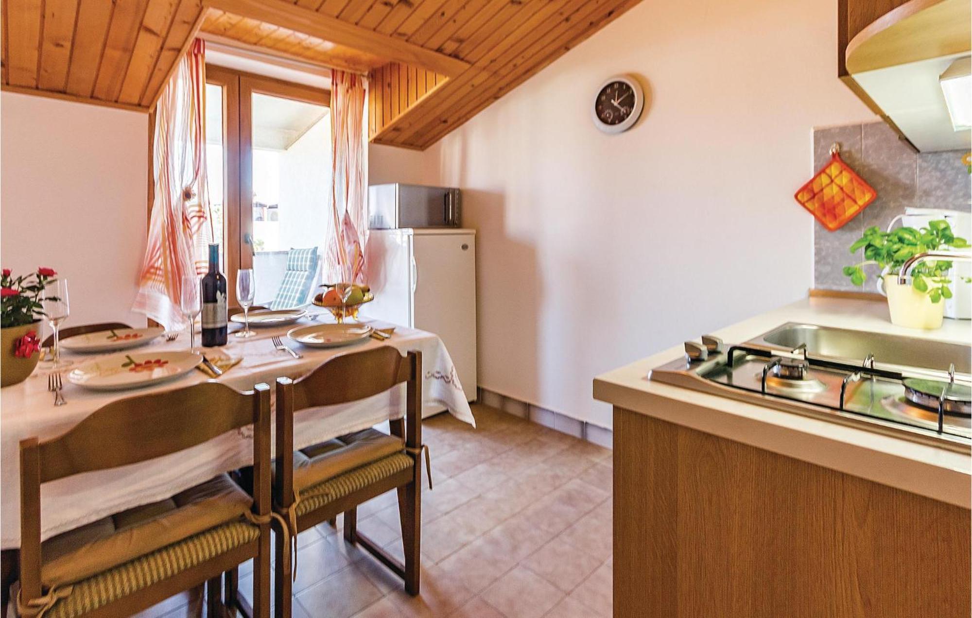 Beautiful Apartment In Pula With Kitchen Exteriör bild