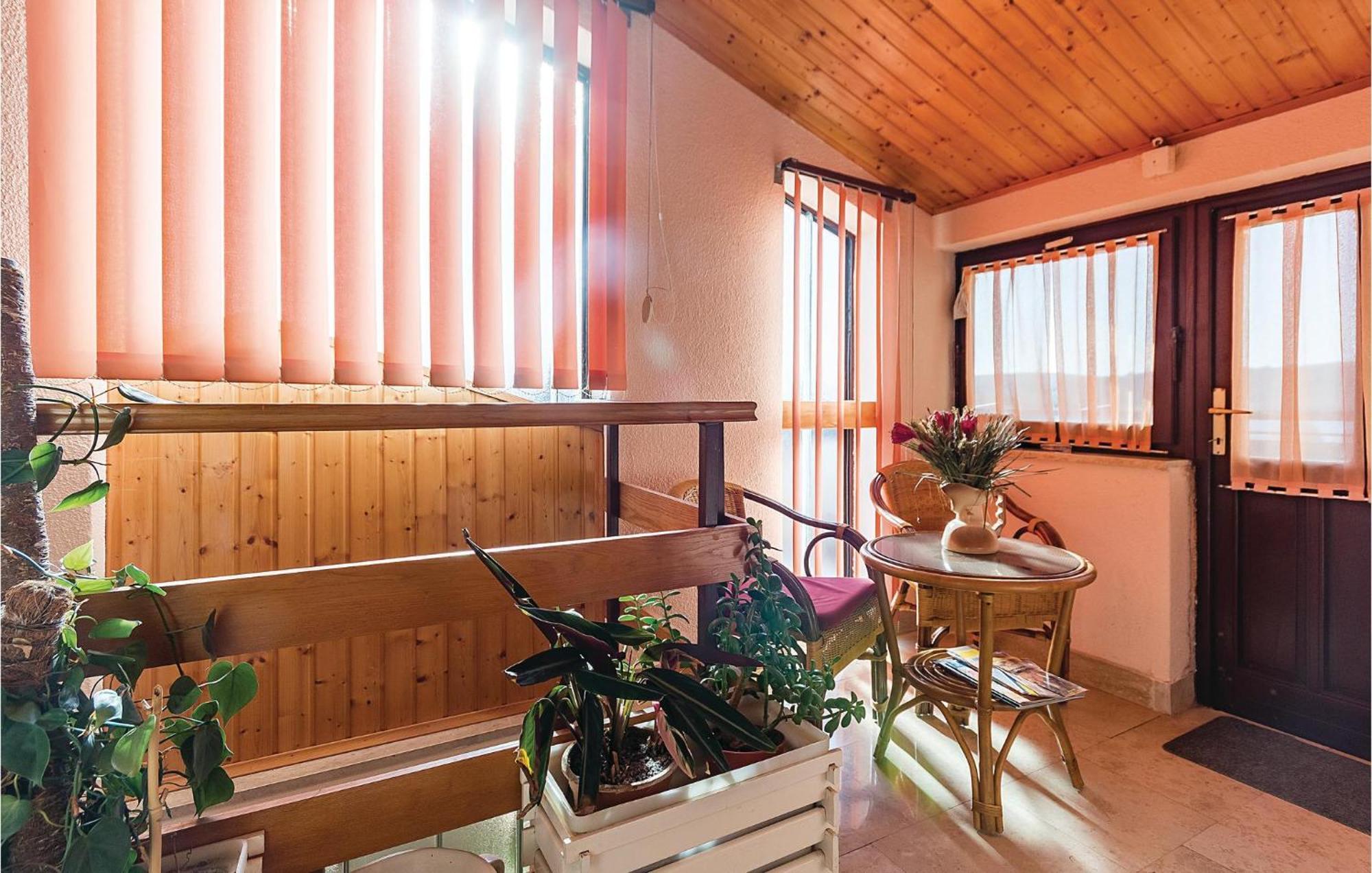 Beautiful Apartment In Pula With Kitchen Exteriör bild