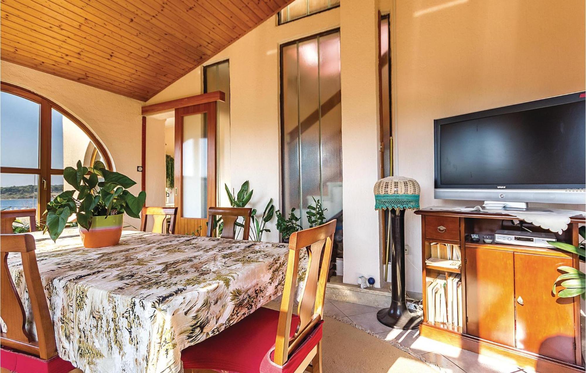 Beautiful Apartment In Pula With Kitchen Exteriör bild