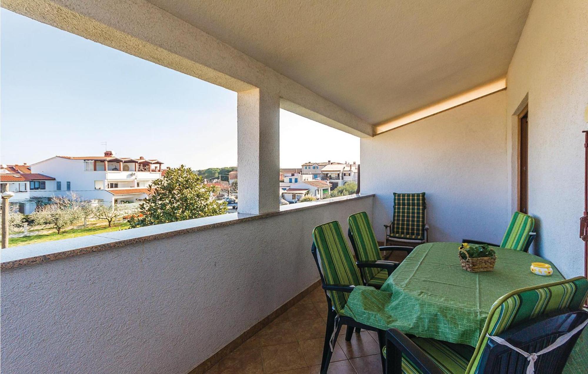 Beautiful Apartment In Pula With Kitchen Exteriör bild