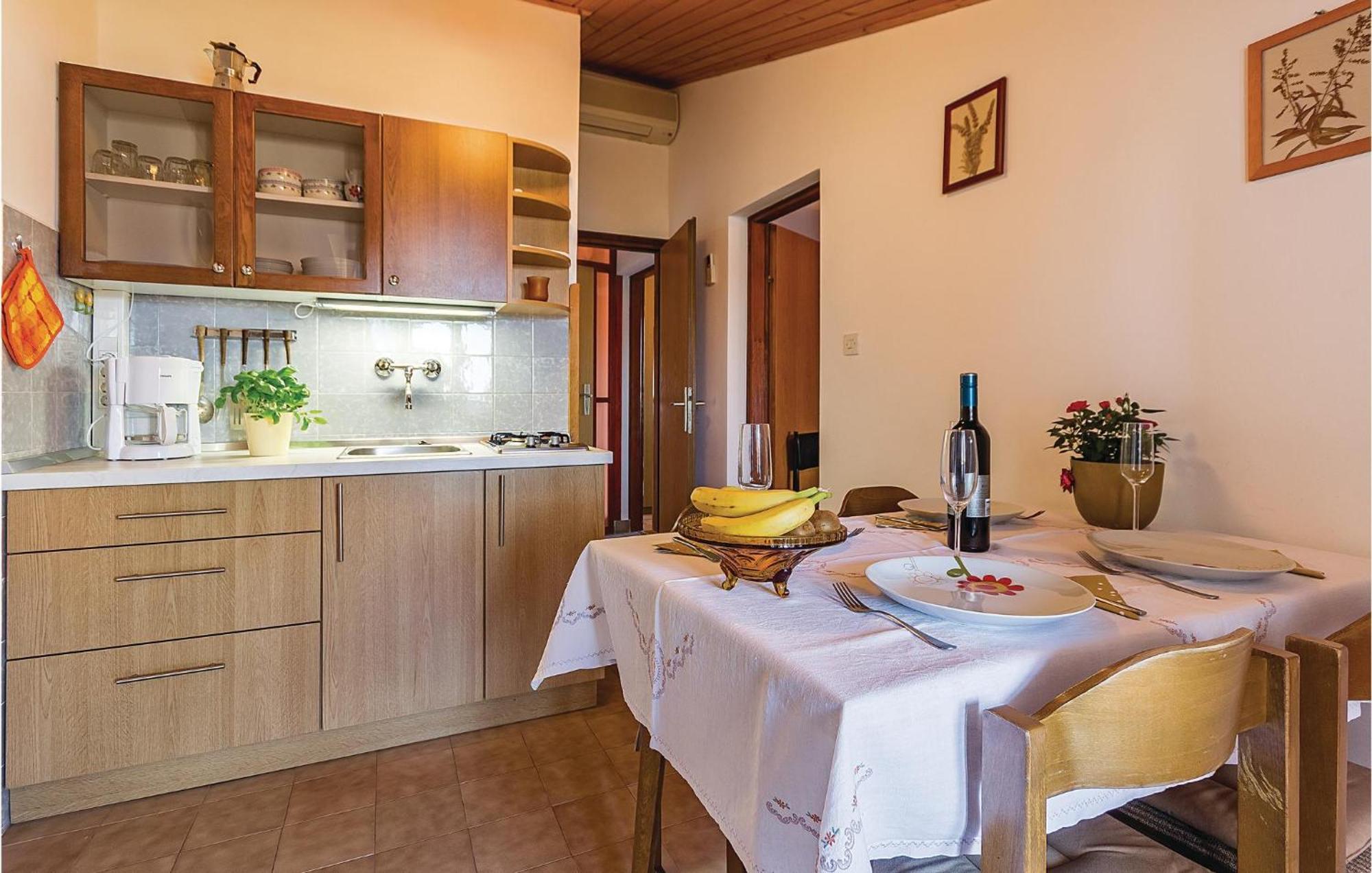 Beautiful Apartment In Pula With Kitchen Exteriör bild