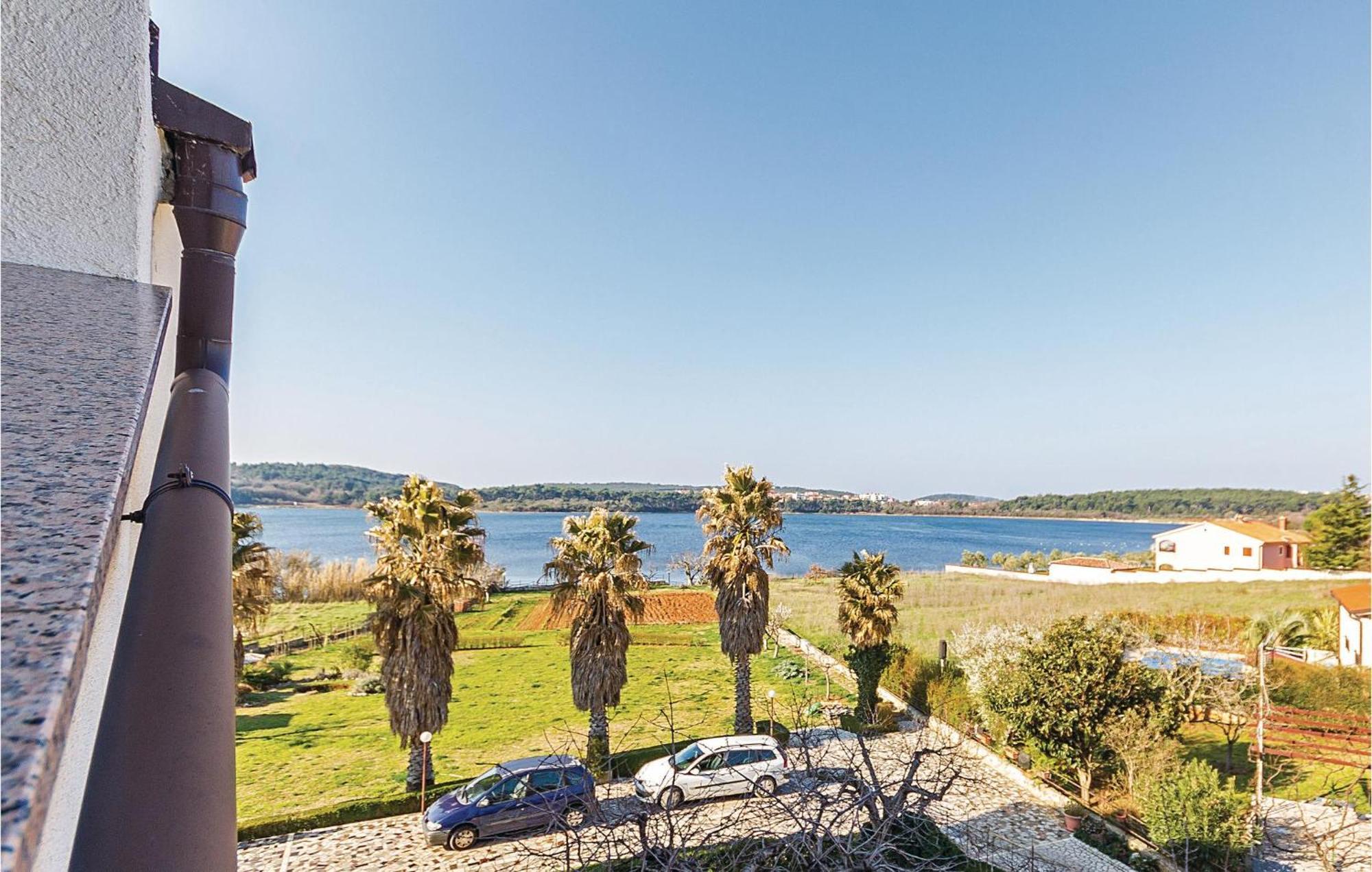 Beautiful Apartment In Pula With Kitchen Exteriör bild