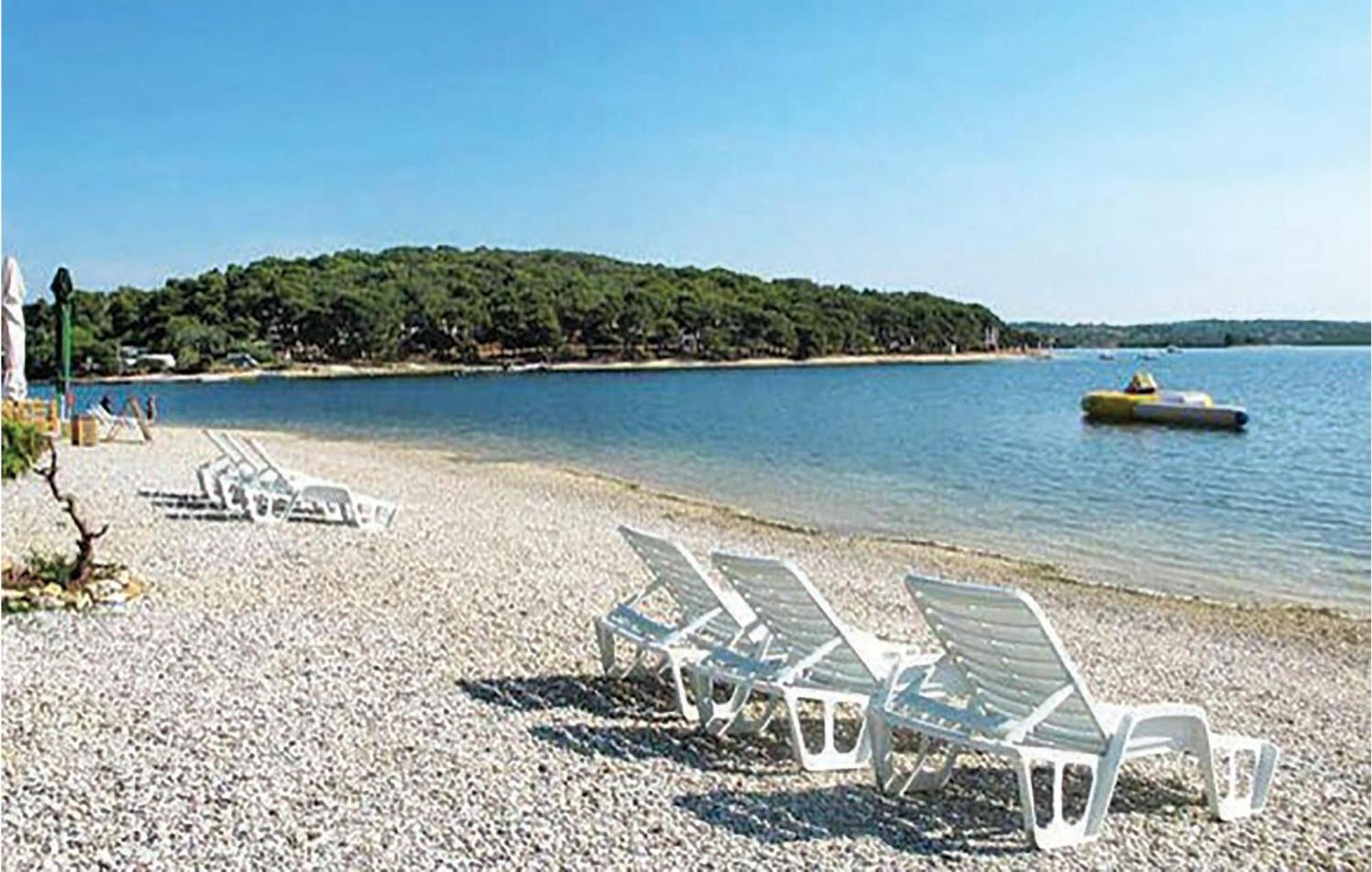 Beautiful Apartment In Pula With Kitchen Exteriör bild